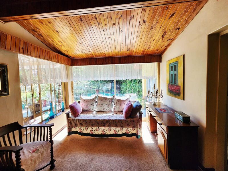 5 Bedroom, Including Flat, 3 Bathroom House with Pool, Borehole for sale in Valhalla Centurion - Photo 9