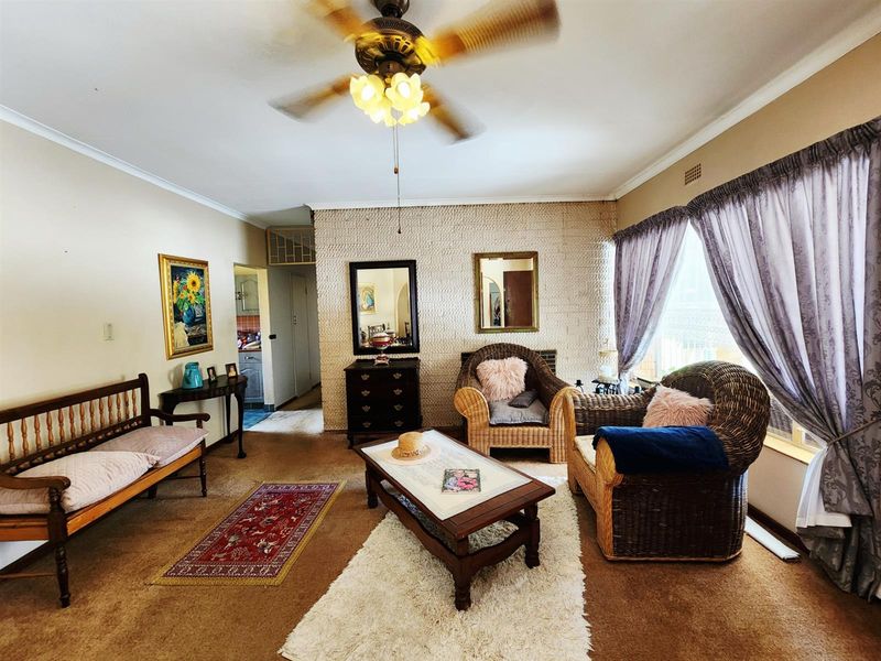 5 Bedroom, Including Flat, 3 Bathroom House with Pool, Borehole for sale in Valhalla Centurion - Photo 8