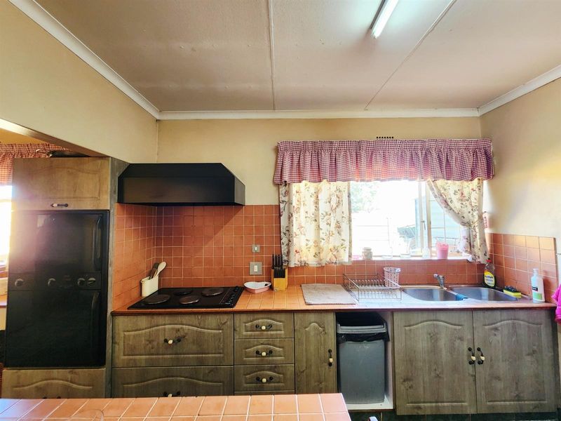 5 Bedroom, Including Flat, 3 Bathroom House with Pool, Borehole for sale in Valhalla Centurion - Photo 7