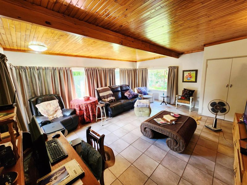 5 Bedroom, Including Flat, 3 Bathroom House with Pool, Borehole for sale in Valhalla Centurion - Photo 6