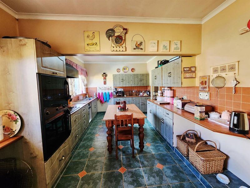 5 Bedroom, Including Flat, 3 Bathroom House with Pool, Borehole for sale in Valhalla Centurion - Photo 4