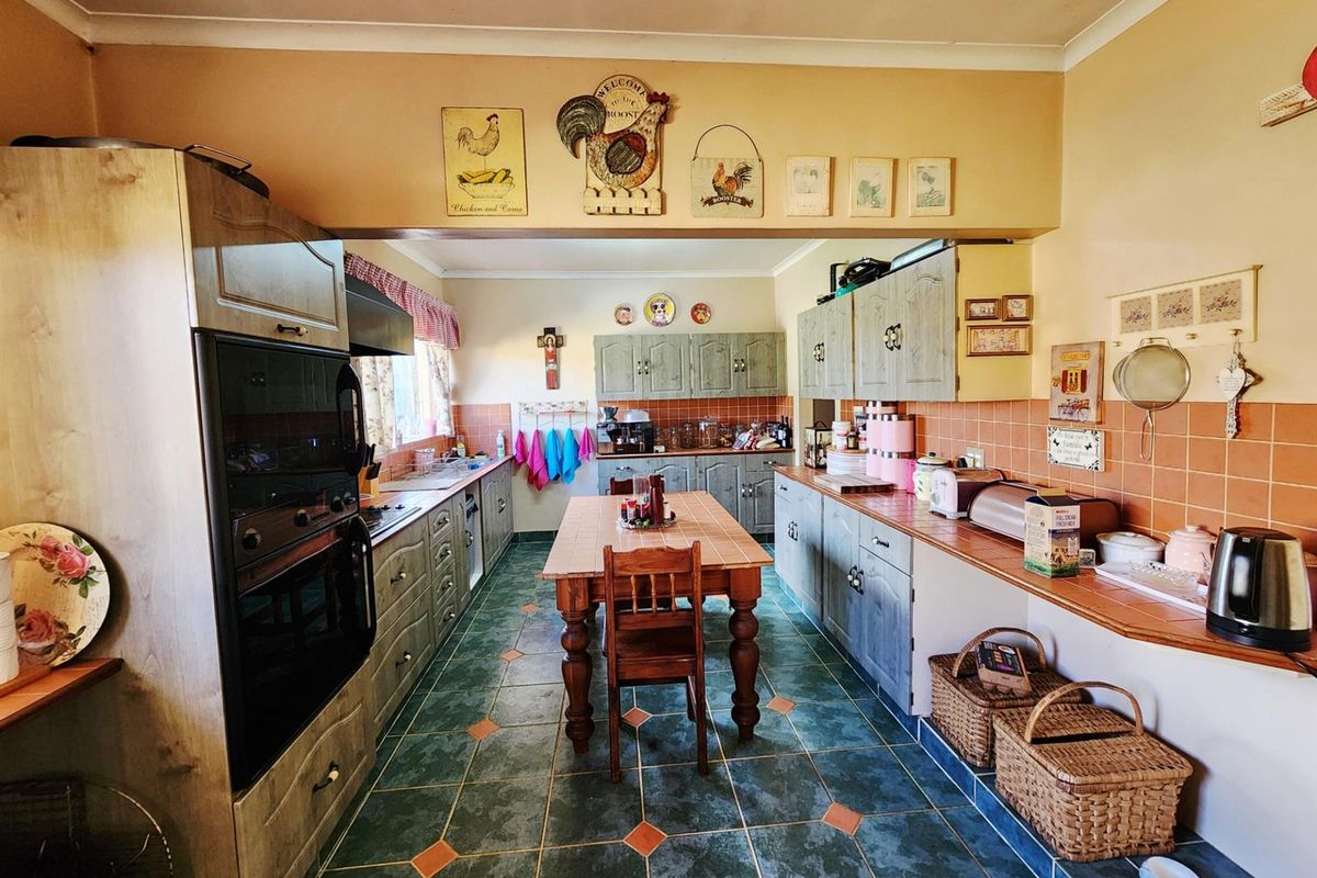 5 Bedroom, Including Flat, 3 Bathroom House with Pool, Borehole for sale in Valhalla Centurion - Photo 4