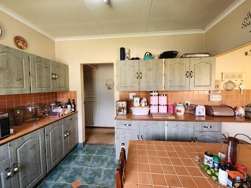 5 Bedroom, Including Flat, 3 Bathroom House with Pool, Borehole for sale in Valhalla Centurion - Photo 5