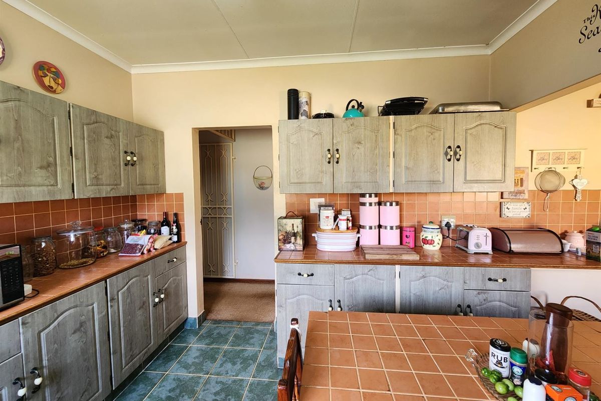 5 Bedroom, Including Flat, 3 Bathroom House with Pool, Borehole for sale in Valhalla Centurion - Photo 5