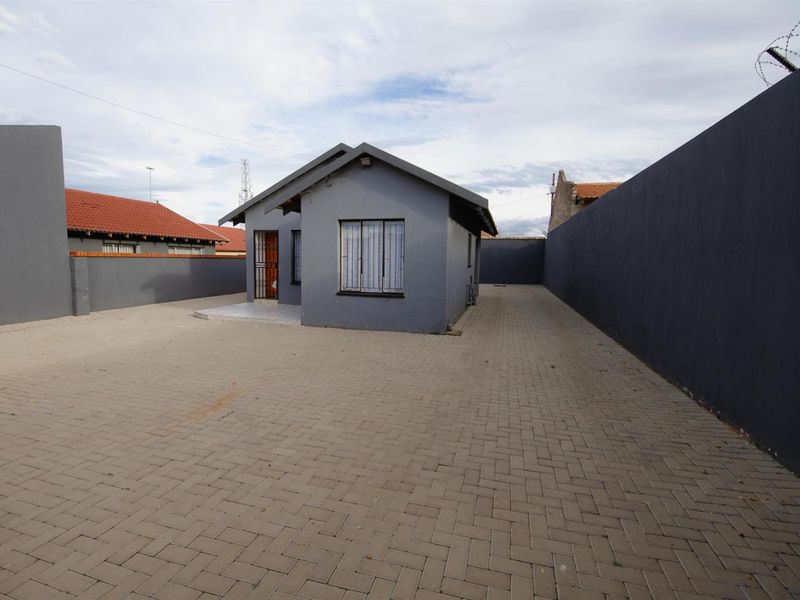 2 Bedroom House For Sale in Toekomsrus, Randfontein - Photo 2