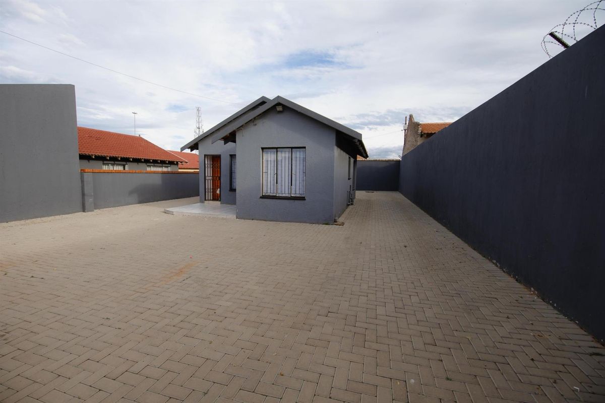 2 Bedroom House For Sale in Toekomsrus, Randfontein - Photo 2