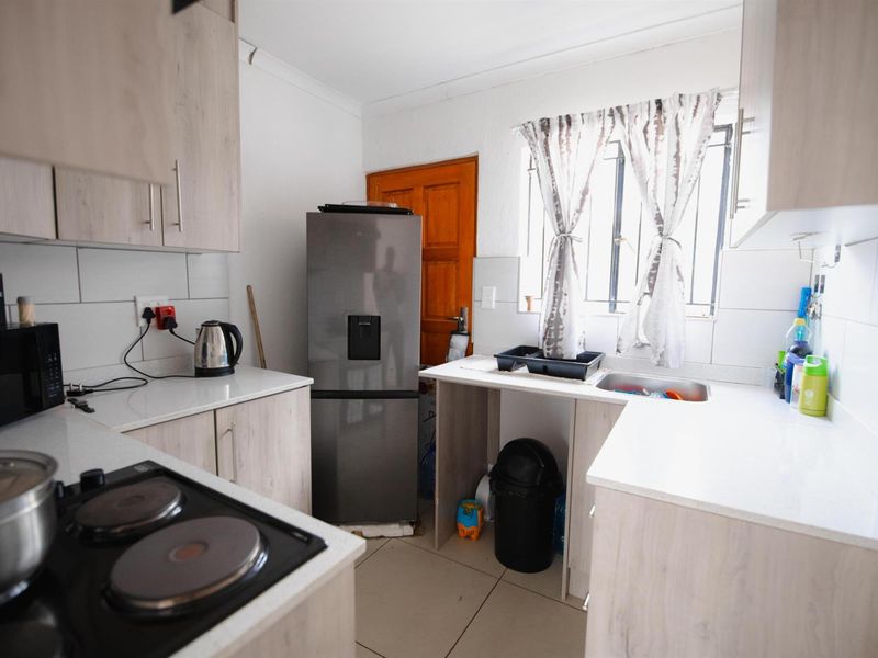 2 Bedroom House For Sale in Toekomsrus, Randfontein - Photo 5