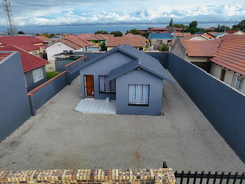 2 Bedroom House For Sale in Toekomsrus, Randfontein - Photo 9