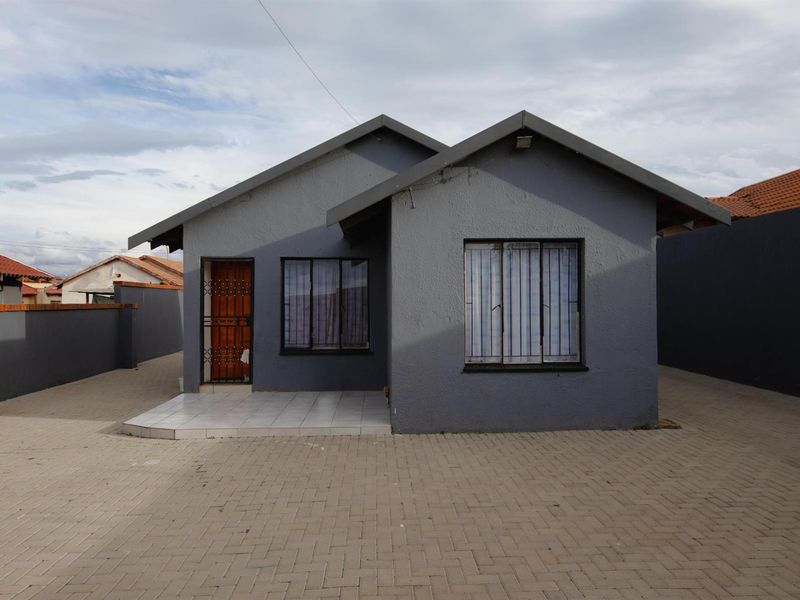 2 Bedroom House For Sale in Toekomsrus, Randfontein - Photo 1