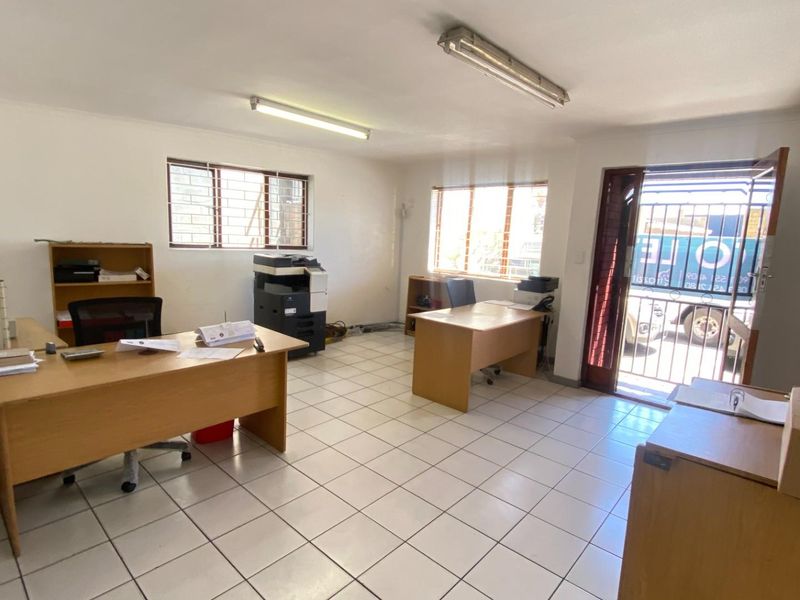 350m2 Warehouse To Let in Montague Gardens | Prime Industrial Location Cape Town - Photo 3