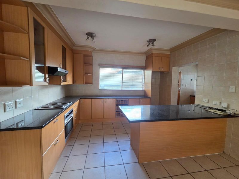 Modern Family Home in a Secure, Sought-After Estate - Photo 4