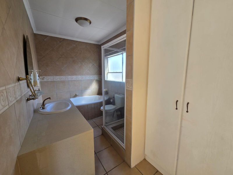 Modern Family Home in a Secure, Sought-After Estate - Photo 7