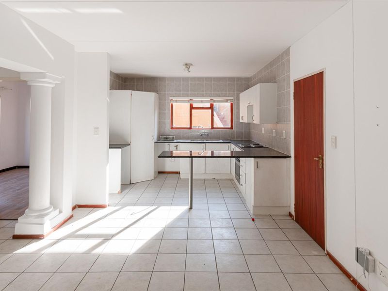 Stylish Ground Floor Apartment with Private Garden in Secure Complex - Photo 10