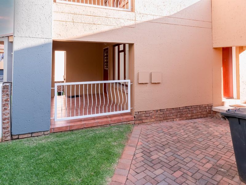 Stylish Ground Floor Apartment with Private Garden in Secure Complex - Photo 8