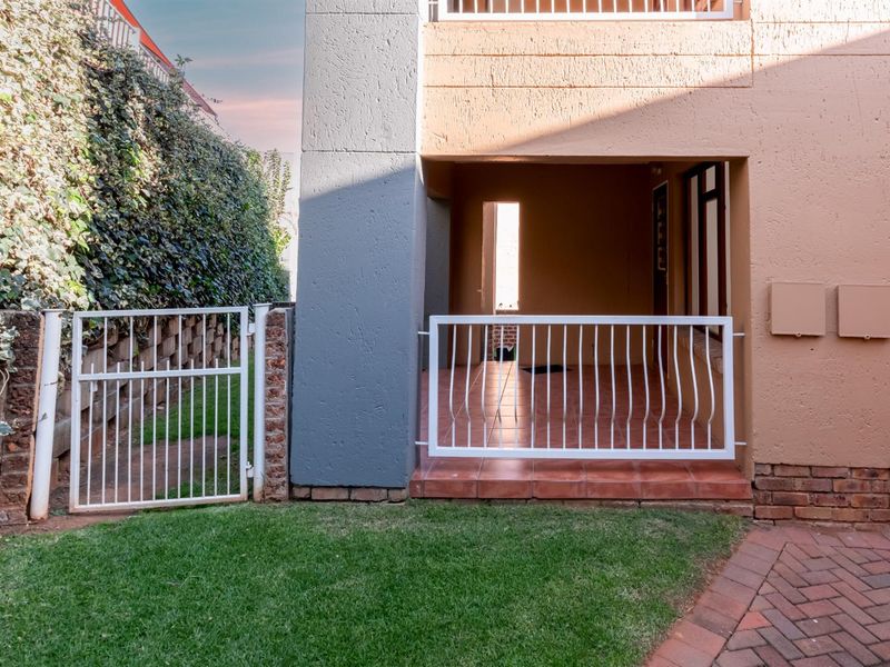 Stylish Ground Floor Apartment with Private Garden in Secure Complex - Photo 7