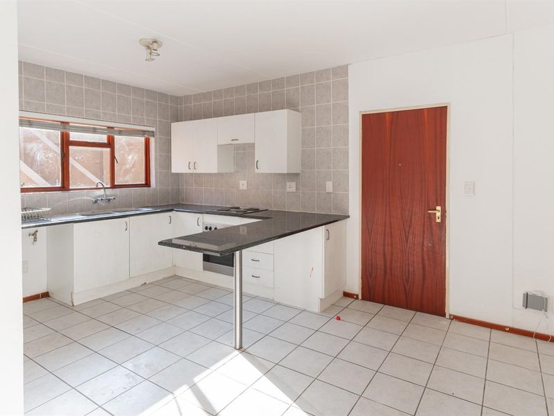 Stylish Ground Floor Apartment with Private Garden in Secure Complex - Photo 9