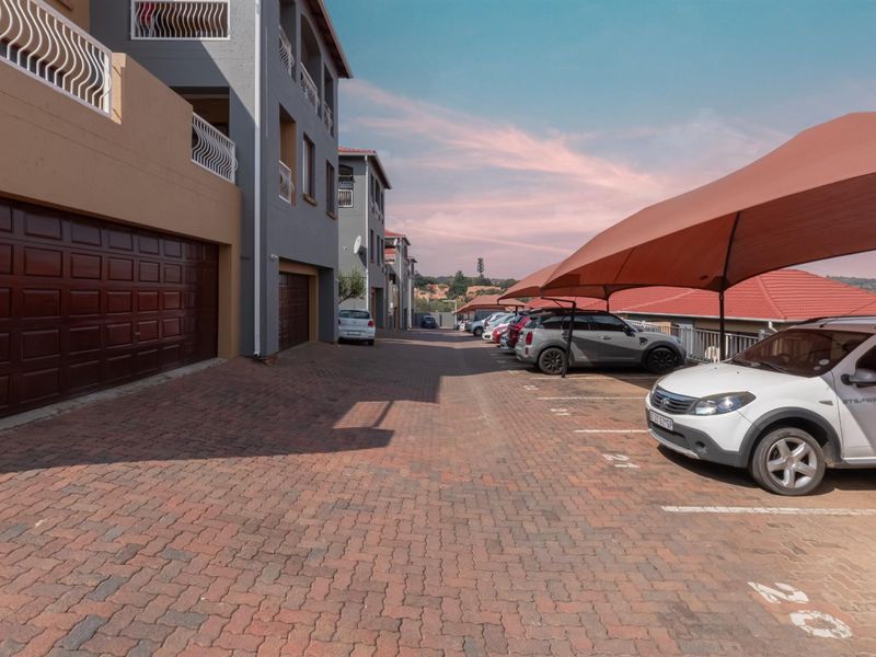 Stylish Ground Floor Apartment with Private Garden in Secure Complex - Photo 2