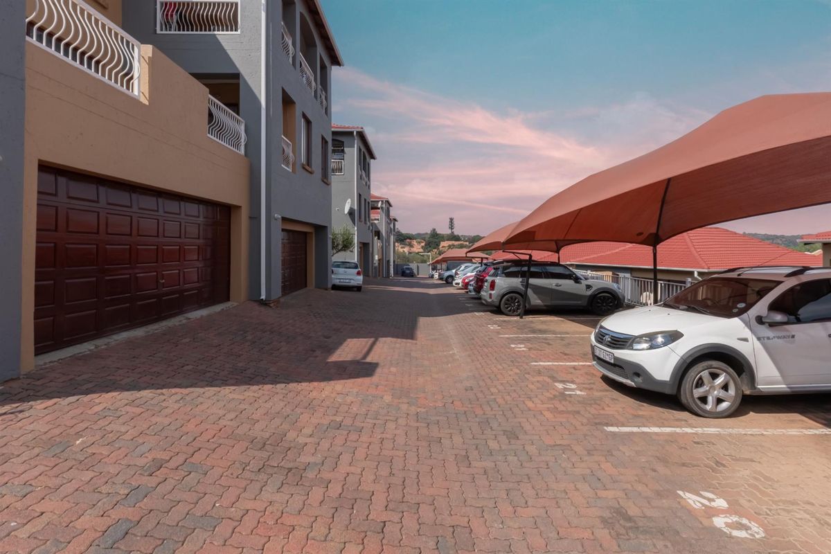 Stylish Ground Floor Apartment with Private Garden in Secure Complex - Photo 2