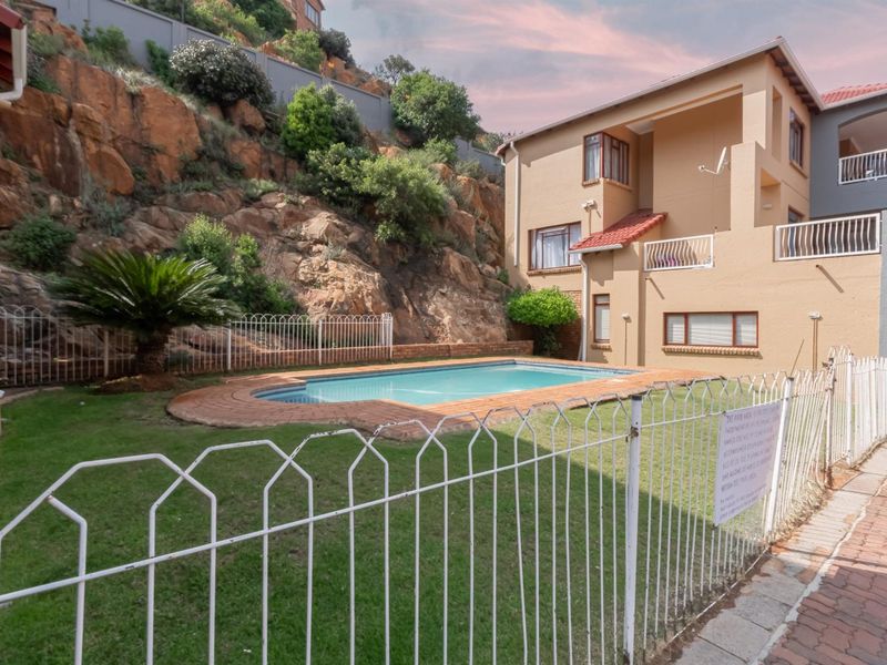 Stylish Ground Floor Apartment with Private Garden in Secure Complex - Photo 4
