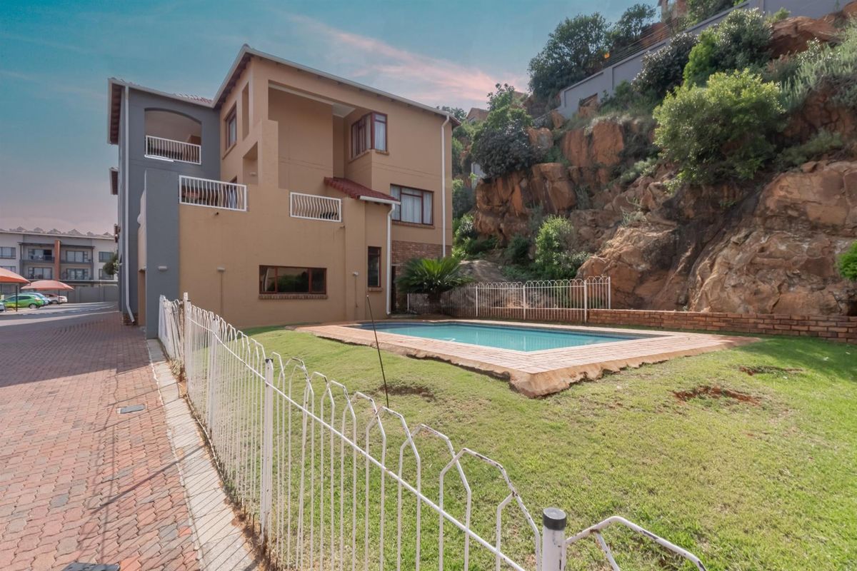 Stylish Ground Floor Apartment with Private Garden in Secure Complex - Photo 5
