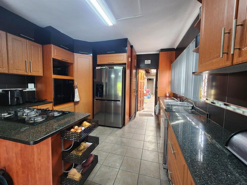 4 Bedroom house with flat  for sale in Arboretum - Photo 8