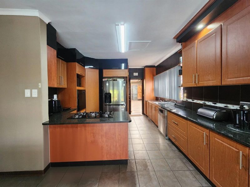 4 Bedroom house with flat  for sale in Arboretum - Photo 7