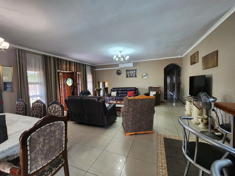 4 Bedroom house with flat  for sale in Arboretum - Photo 5