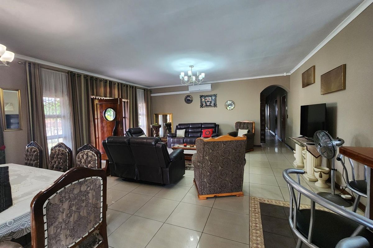 4 Bedroom house with flat  for sale in Arboretum - Photo 5