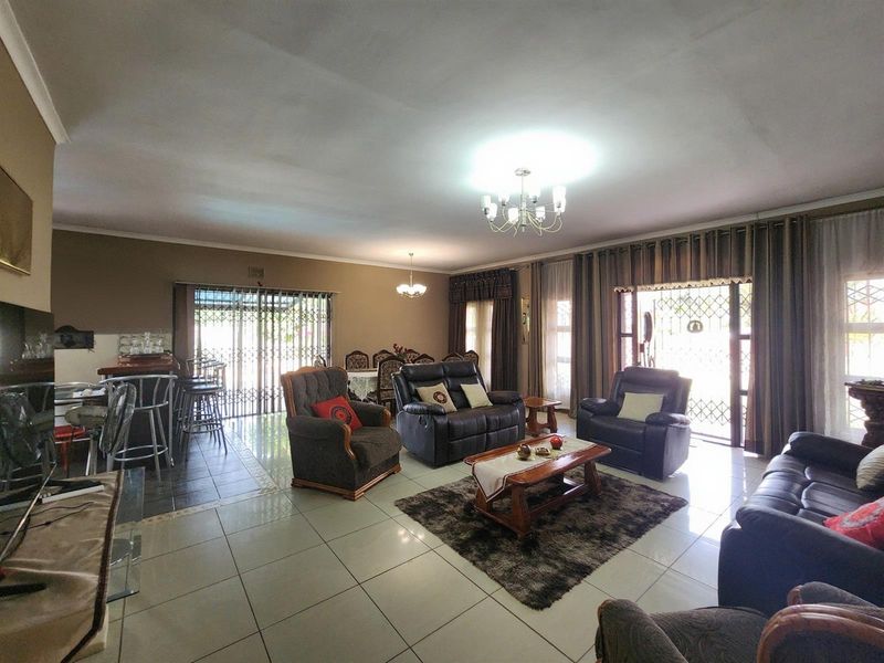 4 Bedroom house with flat  for sale in Arboretum - Photo 4