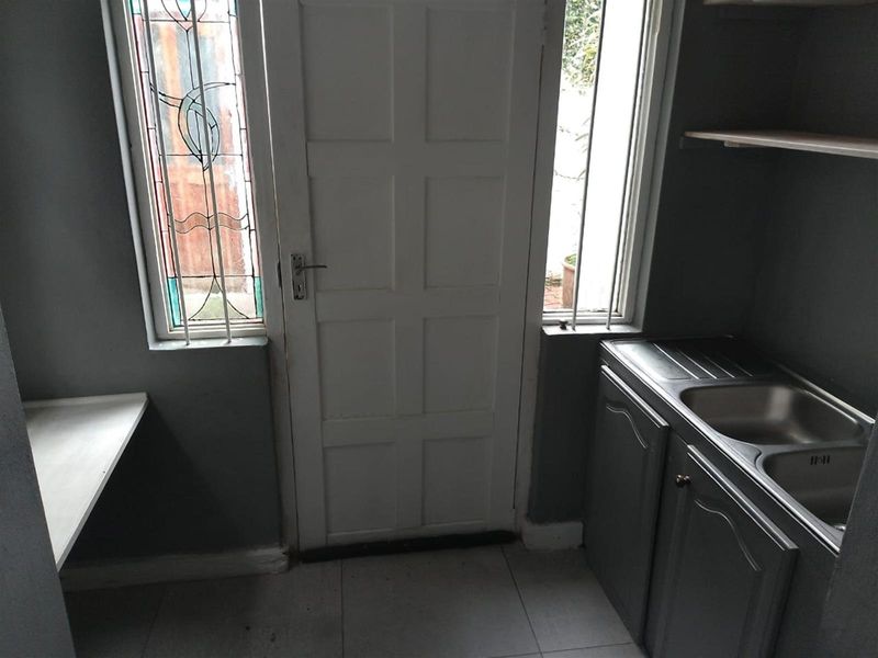 One Sleeper female commune To Rent in Glenwood, Durban, KwaZulu Natal - Photo 9