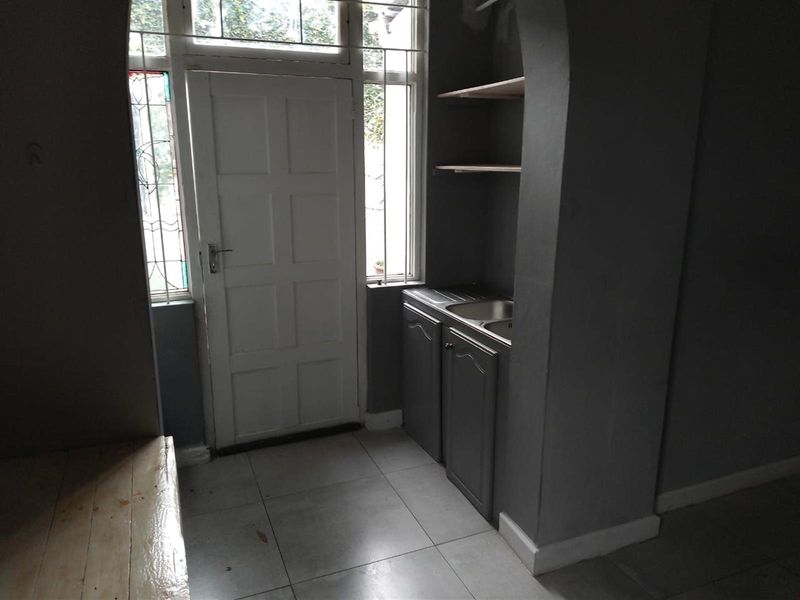 One Sleeper female commune To Rent in Glenwood, Durban, KwaZulu Natal - Photo 6