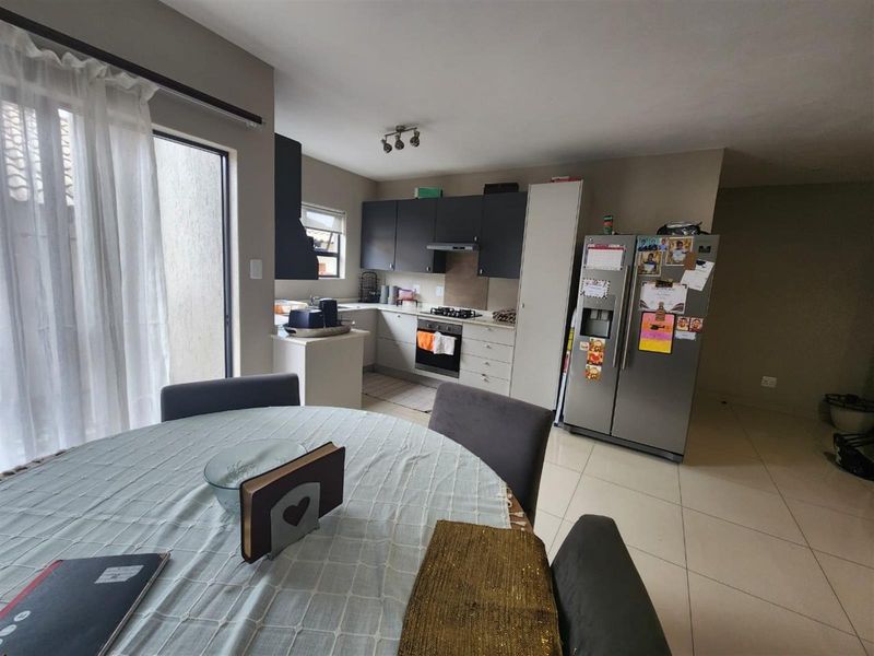 Excellent house in a secure development, well suited for a professional tenant. - Photo 9