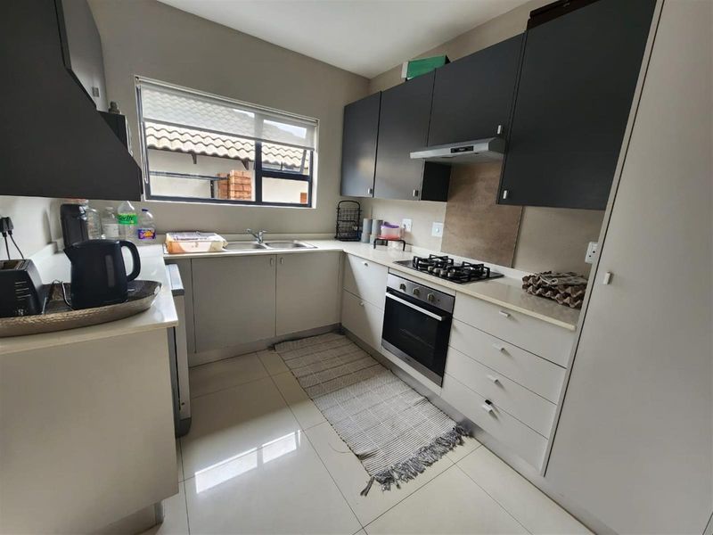 Excellent house in a secure development, well suited for a professional tenant. - Photo 8