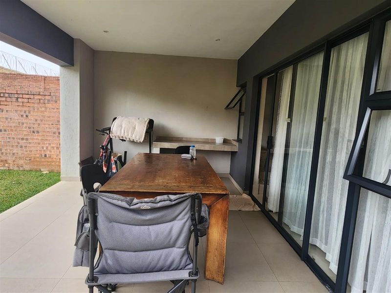 Excellent house in a secure development, well suited for a professional tenant. - Photo 10