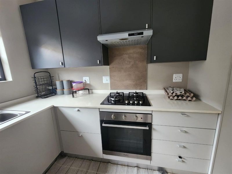 Excellent house in a secure development, well suited for a professional tenant. - Photo 7