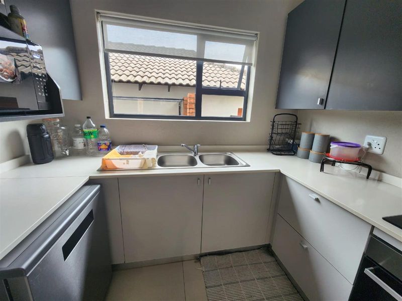 Excellent house in a secure development, well suited for a professional tenant. - Photo 6