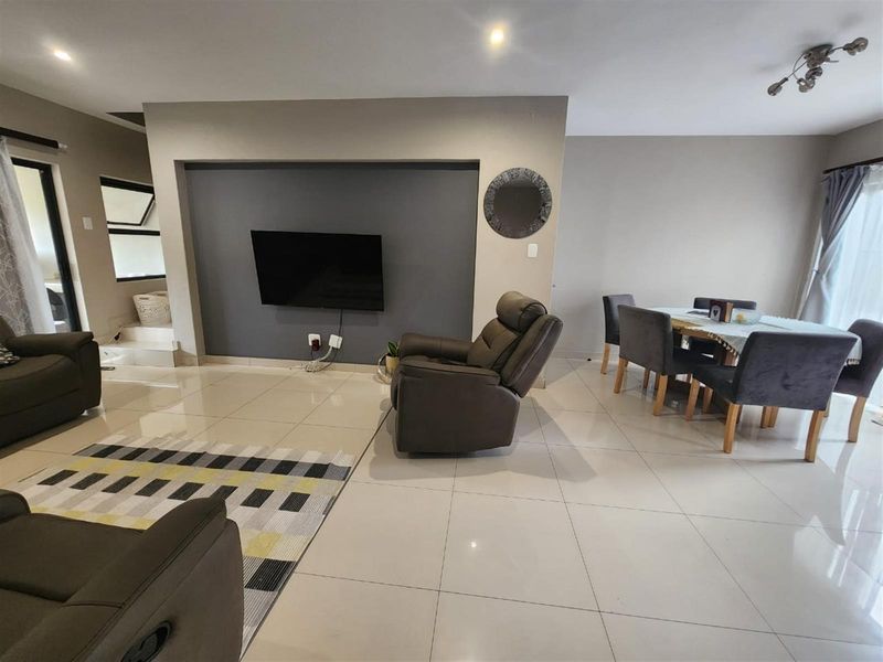 Excellent house in a secure development, well suited for a professional tenant. - Photo 5