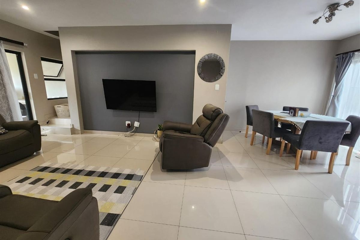 Excellent house in a secure development, well suited for a professional tenant. - Photo 5