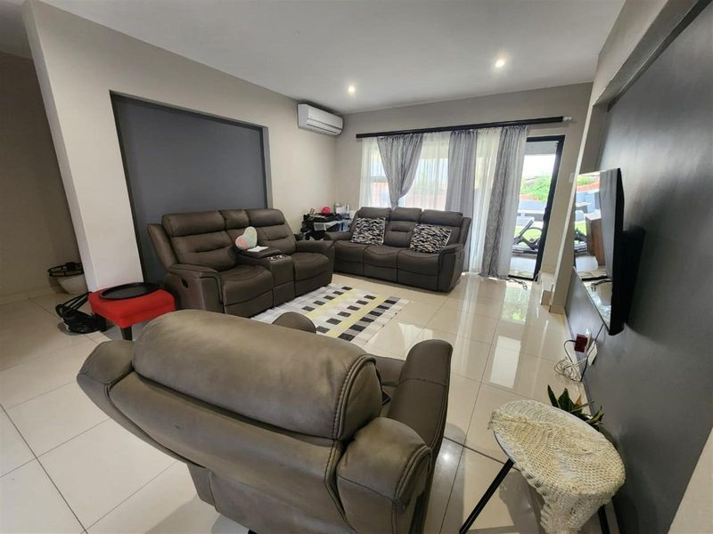 Excellent house in a secure development, well suited for a professional tenant. - Photo 4