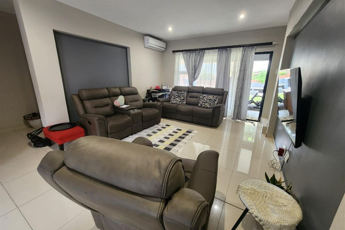 Excellent house in a secure development, well suited for a professional tenant. - Photo 4