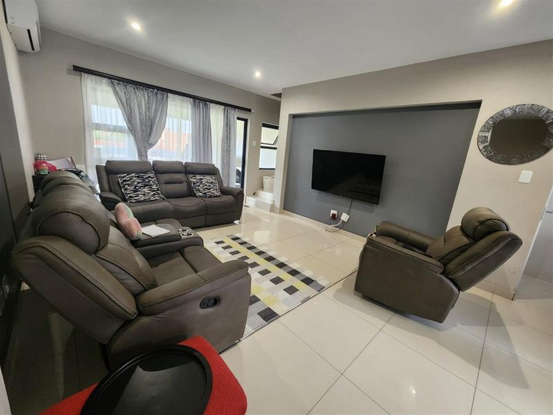 Excellent house in a secure development, well suited for a professional tenant. - Photo 3