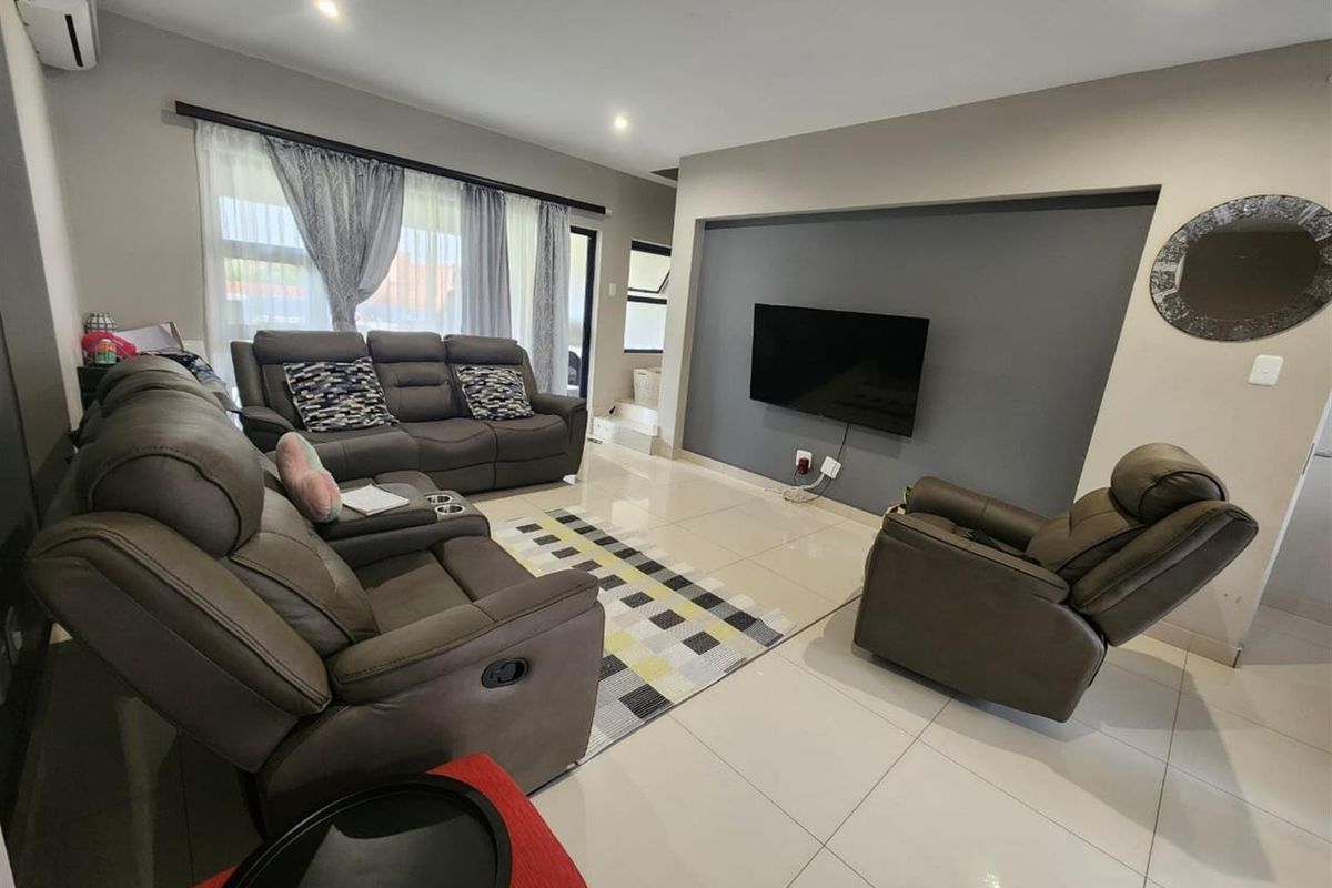 Excellent house in a secure development, well suited for a professional tenant. - Photo 3