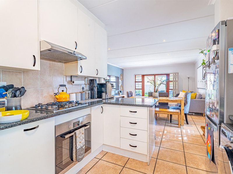 Duplex For Sale in Sunninghill, Sandton - Photo 9