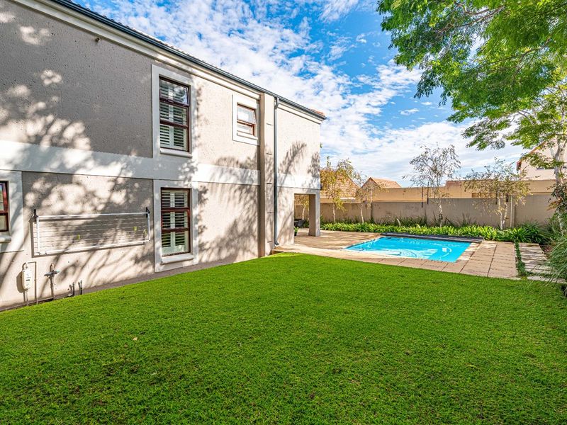 Duplex For Sale in Sunninghill, Sandton - Photo 3