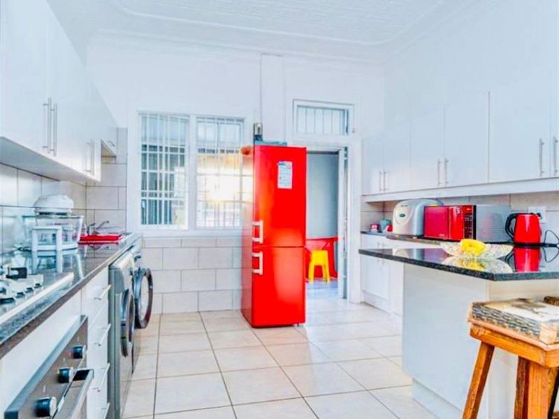 Spacious Renovated 3-Bedroom Home with Large Yard, Garage and Extra Cottage Space: Krugersdorp North - Photo 10