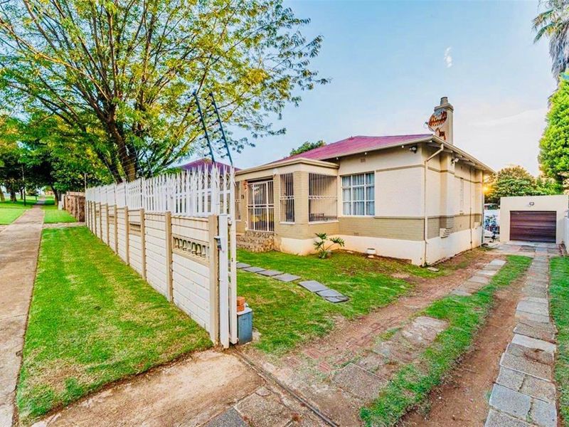 Spacious Renovated 3-Bedroom Home with Large Yard, Garage and Extra Cottage Space: Krugersdorp North - Photo 3