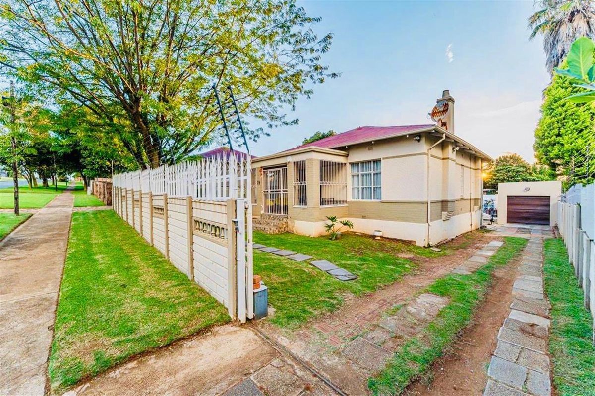 Spacious Renovated 3-Bedroom Home with Large Yard, Garage and Extra Cottage Space: Krugersdorp North - Photo 3
