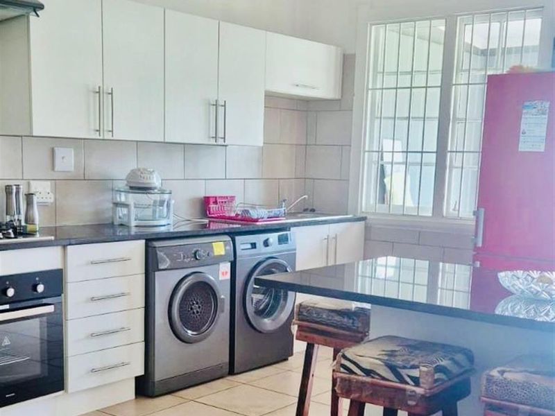 Spacious Renovated 3-Bedroom Home with Large Yard, Garage and Extra Cottage Space: Krugersdorp North - Photo 8