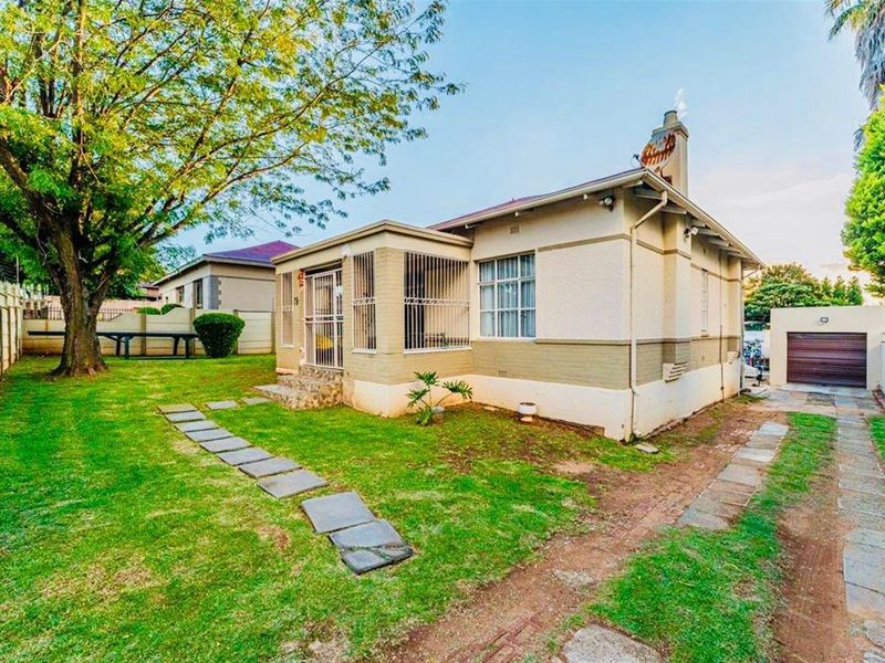 Spacious Renovated 3-Bedroom Home with Large Yard, Garage and Extra Cottage Space: Krugersdorp North - Photo 2