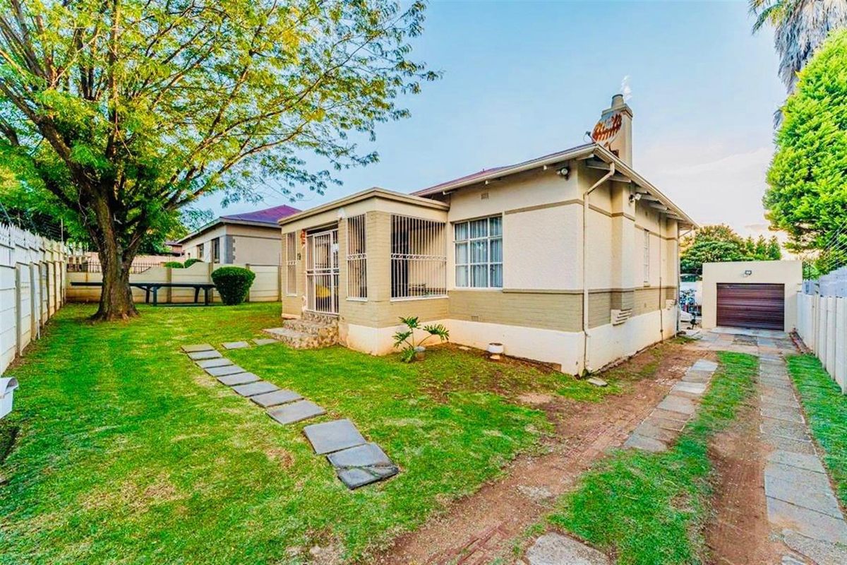 Spacious Renovated 3-Bedroom Home with Large Yard, Garage and Extra Cottage Space: Krugersdorp North - Photo 2